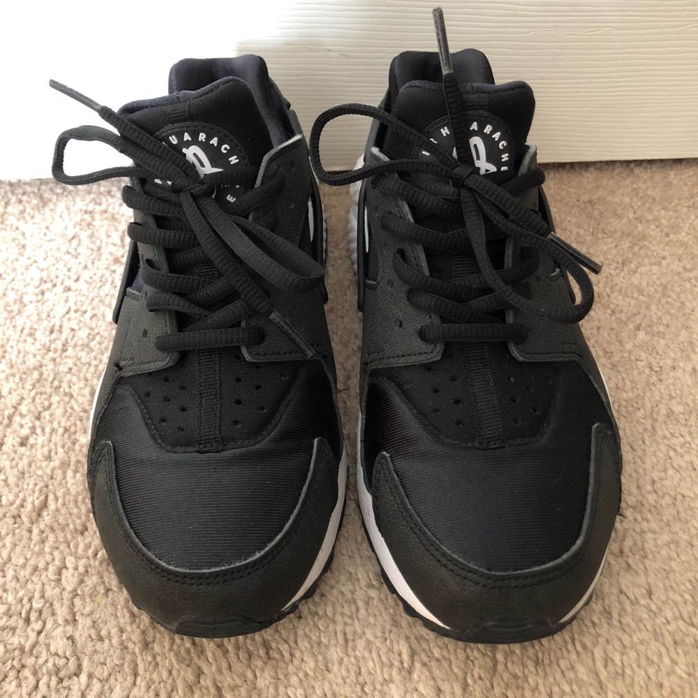 Black & White Nike Huaraches / size 6